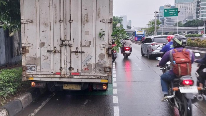Truk Box Gangguan di Slipi Arah Tomang