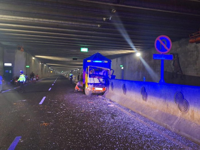 Truk kecelakan di Underpass Bandara YIA, Temon, Kabupaten Kulon Progo, DIY, Rabu (13/3/2024) malam.