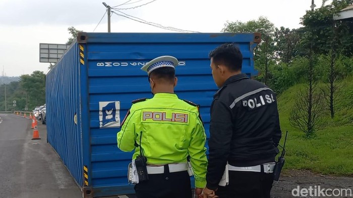 Truk kontainer yang terguling di KM 92 Cipularang
