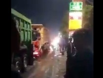 Video Sopir Truk Tambang Blokade Jalan: Lalin Legok-Parung Panjang Lumpuh