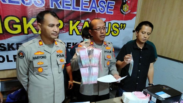 Uang palsu di Surabaya