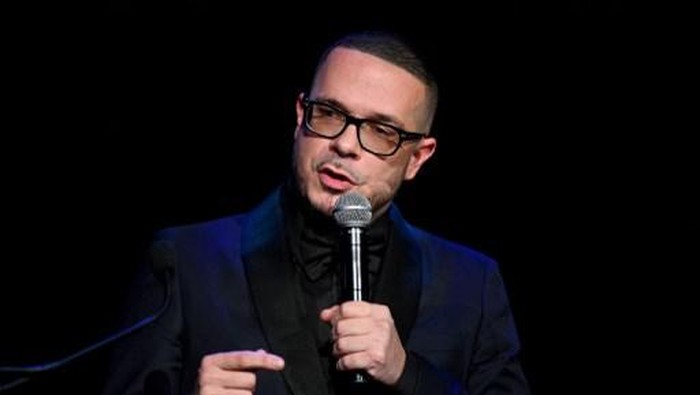 NEW YORK, NEW YORK - SEPTEMBER 12: Shaun King accepts an award onstage during Rihannas 5th Annual Diamond Ball Benefitting The Clara Lionel Foundation at Cipriani Wall Street on September 12, 2019 in New York City.   Dave Kotinsky/Getty Images for Diamond Ball/AFP (Photo by Dave Kotinsky / GETTY IMAGES NORTH AMERICA / Getty Images via AFP)