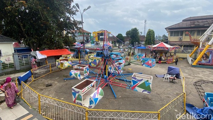 Wahana pontang-panting di Pasar Ramadan Alun-alun Cisaat Sukabumi.