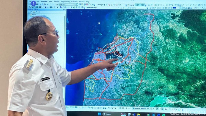 Wali Kota Makassar Danny Pomanto merancang pengembangan metro kapsul.