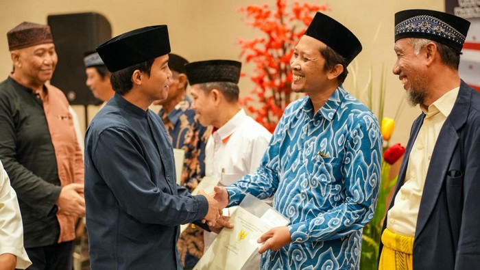 Wamen ATR/BPN, Raja Juli Antoni, menyerahkan 17 sertipikat wakaf di Cirebon, Jabar. Penerima berasal dari 4 wilayah di Jabar. (dok Istimewa)
