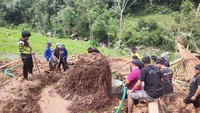 Beberapa warga yang membantu membersihkan material longsor. Tapi, tebalnya longsor hingga selutut kaki orang dewasa membuat warga sedikit kesulitan. (Ahmad Firizqi Irwan/detikBali)