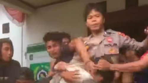 Warga mengeroyok terduga pencuri kambing di Desa Boke, Kecamatan Sape, Kabupaten Bima, NTB, Kamis (14/3/2024). (Tangkapan layar video viral)