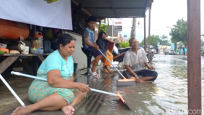 Warga Sampang mulai membersihkan sisa banjir yang merendam rumahnya