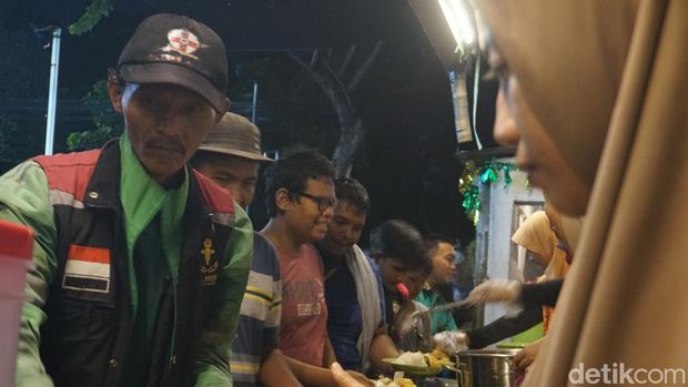 Warung makan gratis yang digelar di Masjid Pemuda Konsulat Jalan Kalikepiting, Surabaya.