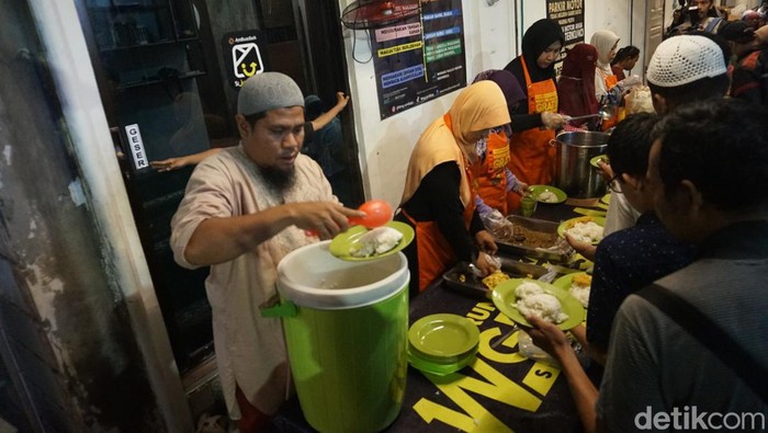 Warung makan gratis yang digelar di Masjid Pemuda Konsulat Jalan Kalikepiting, Surabaya.