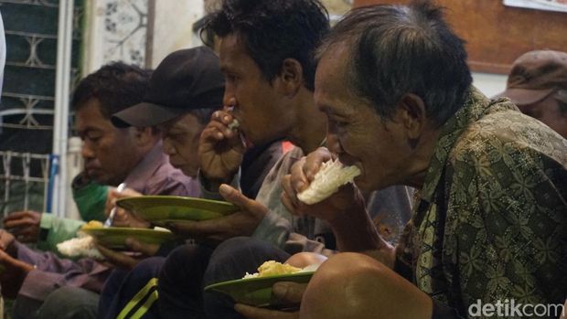 Warung makan gratis yang digelar di Masjid Pemuda Konsulat Jalan Kalikepiting, Surabaya.