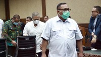 Para terdakwa yakni Abdullah selaku Bendahara Pengeluaran pada Ditjen Minerba Kementerian ESDM TA 2020-2021 (terdakwa I); Christa Handayani Pangaribowo selaku Bendahara Pengeluaran Pembantu pada Ditjen Minerba Kementerian ESDM TA 2020-2021 dan Bendahara Pengeluaran pada Ditjen Minerba Kementerian ESDM TA 2022 (terdakwa II); Rokhmat Annashikhah selaku Petugas Pengelola Administrasi Belanja Pegawai (PPABP), Operator Aplikasi Surat Perintah Membayar dan Penguji Tagihan pada Sekretariat Ditjen Minerba Kementerian ESDM TA 2020-2022 (terdakwa III).  
