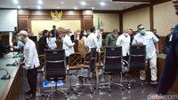 Beni Arianto selaku Penguji Tagihan/Surat Perintah Pembayaran pada Sekretariat Ditjen Minerba Kementerian ESDM TA 2021 (terdakwa IV); Hendi selaku Penguji Tagihan/Surat Perintah Pembayaran pada Sekretariat Ditjen Minerba Kementerian ESDM TA 2020-2022 (terdakwa V); Haryat Prasetyo selaku Pejabat Pembuat Komitmen (PPK) Ditjen Minerba Kementerian ESDM (terdakwa VI); Maria Febri Valentine selaku Pelaksana Akuntansi/Verifikasi dan Pelaksana Perekaman Akuntansi di Satuan Kerja Ditjen Minerba TA 2020-2022 (terdakwa VII). Pejabat Pembuat Komitmen (PPK) Novian Hari Subagyo (terdakwa VIII); Staf PPK Leinhard Febrian Sirait (terdakwa IX); dan Subbagian Perbendaharaan/PPSPM Priyo Andi Gularso (terdakwa X).  
