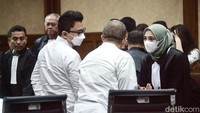 Hal memberatkan vonis adalah perbuatan para terdakwa tidak mendukung program pemberantasan korupsi dan perbuatan itu dilakukan pada masa pandemi COVID-19. Kemudian, hal meringankan vonis adalah para terdakwa bersikap sopan selama di persidangan, belum pernah dihukum dan memiliki tanggungan keluarga.  