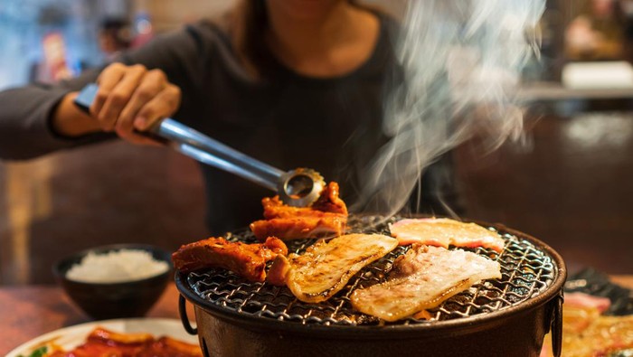 Punya GERD Tapi FOMO Bukber di AYCE? Ini Saran Dokter Pencernaan