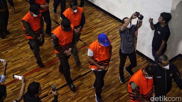 Wakil Ketua KPK Nurul Ghufron didampingi Direktur Penyidikan KPK, Sekjen KPK dan Juru Bicara KPK memberikan keterangan pers di Gedung KPK, Jakarta, Jumat (15/3/2024). Keterangan pers terkait penahanan 15 tersangka pelaku pemerasan di rumah tahana KPK. Para pelaku merupakan ASN yang bertugas sebagai penjaga rutan hingga kepala rutan. Selama konferensi pers, pelaku kompak menutup wajah dengan masker dan menggunakan topi.