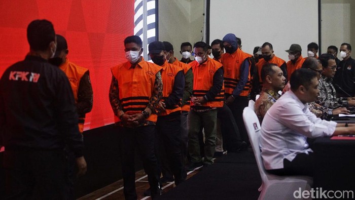Wakil Ketua KPK Nurul Ghufron didampingi Direktur Penyidikan KPK, Sekjen KPK dan Juru Bicara KPK memberikan keterangan pers di Gedung KPK, Jakarta, Jumat (15/3/2024). Keterangan pers terkait penahanan 15 tersangka pelaku pemerasan di rumah tahana KPK. Para pelaku merupakan ASN yang bertugas sebagai penjaga rutan hingga kepala rutan. Selama konferensi pers, pelaku kompak menutup wajah dengan masker dan menggunakan topi.