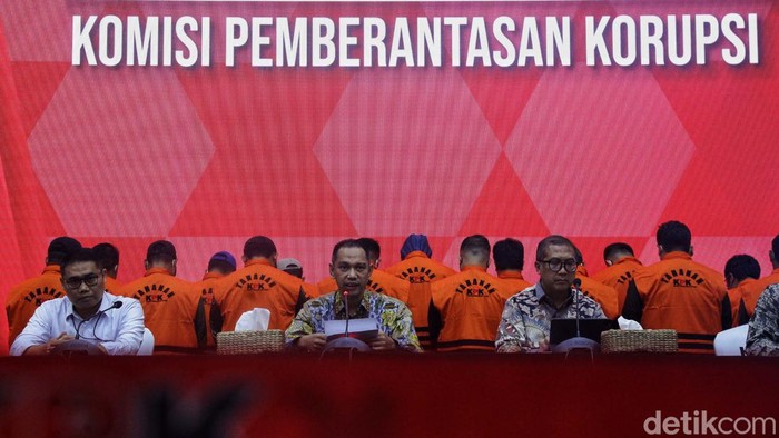 Wakil Ketua KPK Nurul Ghufron didampingi Direktur Penyidikan KPK, Sekjen KPK dan Juru Bicara KPK memberikan keterangan pers di Gedung KPK, Jakarta, Jumat (15/3/2024). Keterangan pers terkait penahanan 15 tersangka pelaku pemerasan di rumah tahana KPK. Para pelaku merupakan ASN yang bertugas sebagai penjaga rutan hingga kepala rutan. Selama konferensi pers, pelaku kompak menutup wajah dengan masker dan menggunakan topi.