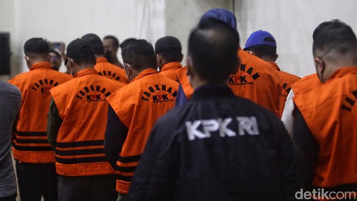Wakil Ketua KPK Nurul Ghufron didampingi Direktur Penyidikan KPK, Sekjen KPK dan Juru Bicara KPK memberikan keterangan pers di Gedung KPK, Jakarta, Jumat (15/3/2024). Keterangan pers terkait penahanan 15 tersangka pelaku pemerasan di rumah tahana KPK. Para pelaku merupakan ASN yang bertugas sebagai penjaga rutan hingga kepala rutan. Selama konferensi pers, pelaku kompak menutup wajah dengan masker dan menggunakan topi.