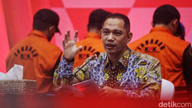 Wakil Ketua KPK Nurul Ghufron didampingi Direktur Penyidikan KPK, Sekjen KPK dan Juru Bicara KPK memberikan keterangan pers di Gedung KPK, Jakarta, Jumat (15/3/2024). Keterangan pers terkait penahanan 15 tersangka pelaku pemerasan di rumah tahana KPK. Para pelaku merupakan ASN yang bertugas sebagai penjaga rutan hingga kepala rutan. Selama konferensi pers, pelaku kompak menutup wajah dengan masker dan menggunakan topi.