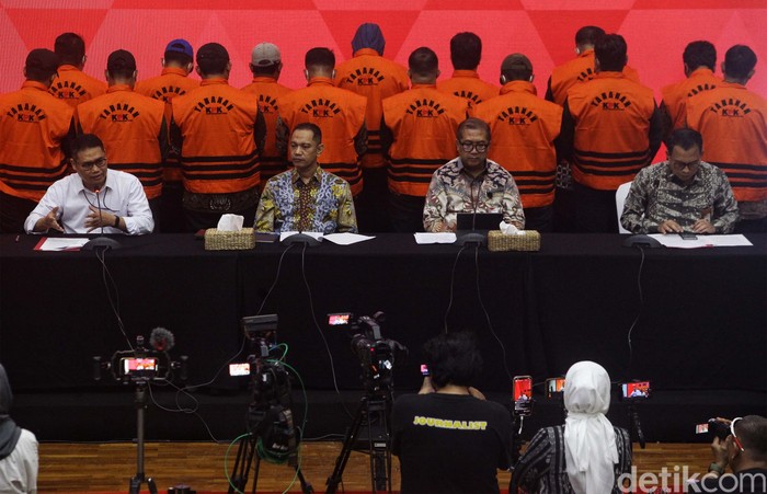 Wakil Ketua KPK Nurul Ghufron didampingi Direktur Penyidikan KPK, Sekjen KPK dan Juru Bicara KPK memberikan keterangan pers di Gedung KPK, Jakarta, Jumat (15/3/2024). Keterangan pers terkait penahanan 15 tersangka pelaku pemerasan di rumah tahana KPK. Para pelaku merupakan ASN yang bertugas sebagai penjaga rutan hingga kepala rutan. Selama konferensi pers, pelaku kompak menutup wajah dengan masker dan menggunakan topi.