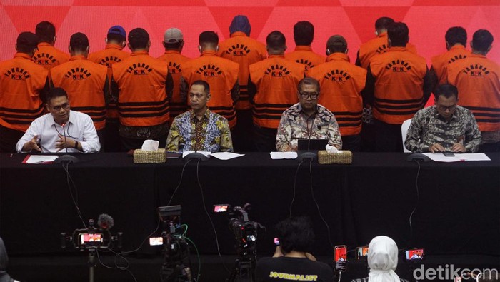 Wakil Ketua KPK Nurul Ghufron didampingi Direktur Penyidikan KPK, Sekjen KPK dan Juru Bicara KPK memberikan keterangan pers di Gedung KPK, Jakarta, Jumat (15/3/2024). Keterangan pers terkait penahanan 15 tersangka pelaku pemerasan di rumah tahana KPK. Para pelaku merupakan ASN yang bertugas sebagai penjaga rutan hingga kepala rutan. Selama konferensi pers, pelaku kompak menutup wajah dengan masker dan menggunakan topi.