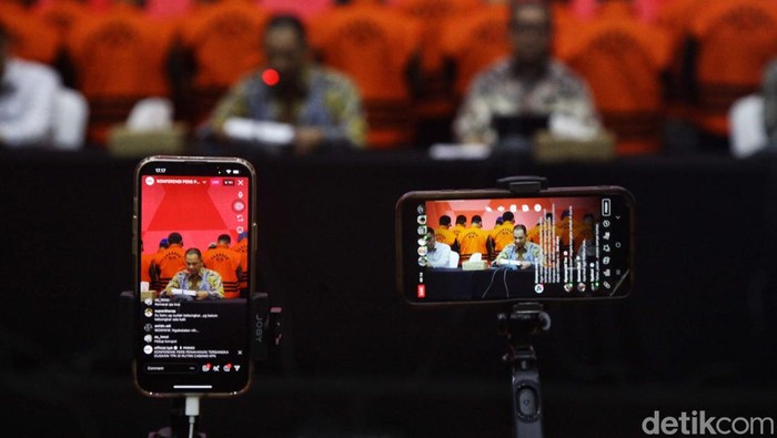 Wakil Ketua KPK Nurul Ghufron didampingi Direktur Penyidikan KPK, Sekjen KPK dan Juru Bicara KPK memberikan keterangan pers di Gedung KPK, Jakarta, Jumat (15/3/2024). Keterangan pers terkait penahanan 15 tersangka pelaku pemerasan di rumah tahana KPK. Para pelaku merupakan ASN yang bertugas sebagai penjaga rutan hingga kepala rutan. Selama konferensi pers, pelaku kompak menutup wajah dengan masker dan menggunakan topi.