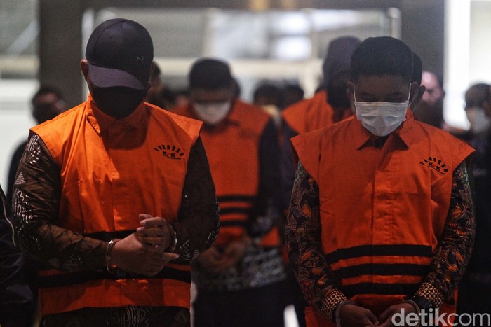 Wakil Ketua KPK Nurul Ghufron didampingi Direktur Penyidikan KPK, Sekjen KPK dan Juru Bicara KPK memberikan keterangan pers di Gedung KPK, Jakarta, Jumat (15/3/2024). Keterangan pers terkait penahanan 15 tersangka pelaku pemerasan di rumah tahana KPK. Para pelaku merupakan ASN yang bertugas sebagai penjaga rutan hingga kepala rutan. Selama konferensi pers, pelaku kompak menutup wajah dengan masker dan menggunakan topi.