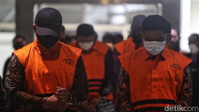 Wakil Ketua KPK Nurul Ghufron didampingi Direktur Penyidikan KPK, Sekjen KPK dan Juru Bicara KPK memberikan keterangan pers di Gedung KPK, Jakarta, Jumat (15/3/2024). Keterangan pers terkait penahanan 15 tersangka pelaku pemerasan di rumah tahana KPK. Para pelaku merupakan ASN yang bertugas sebagai penjaga rutan hingga kepala rutan. Selama konferensi pers, pelaku kompak menutup wajah dengan masker dan menggunakan topi.