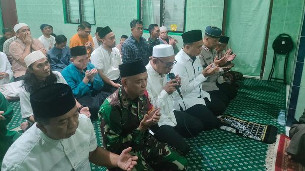 3 pilar Kecamatan Mampang Prapatan melakukan salat tarawih berjama'ah bersama warga