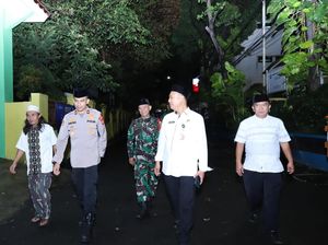 Jaga Suasana Kondusif, 3 Pilar Mampang Gelar Salat Tarawih Bersama Warga