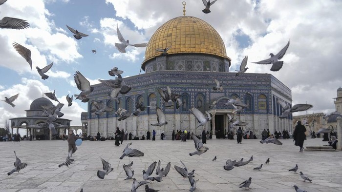 6 Potret Bangunan Ikonik Warisan Arsitektur Islam Palestinians gather for Friday prayers outside the Dome of Rock at the Al-Aqsa Mosque compound in the Old City of Jerusalem during the Muslim holy month of Ramadan on Friday, March 15, 2024. (AP Photo/Mahmoud Illean)
