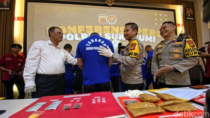 : A tertunduk saat menceritakan modus operandinya mengedarkan narkotika jenis sabu-sabu