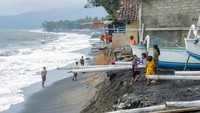 Abrasi di kawasan pesisir barat Kota Mataram itu merupakan salah satu dampak cuaca ekstrem yang terjadi sejak Senin (11/3).  