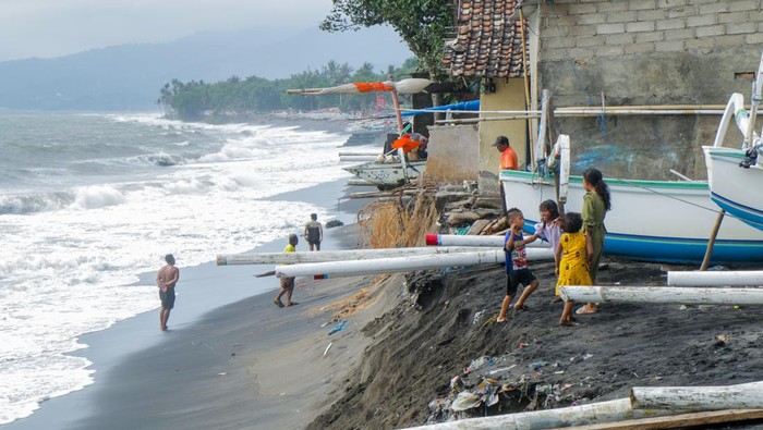 Abrasi di kampung nelayan akibat cuaca ekstrem Warga kampung nelayan berdiri di atas sisa bangunan yang terdampak abrasi di Lingkungan Pondok Perasi, Mataram, NTB, Kamis (14/3/2024). Abrasi di kawasan pesisir barat Kota Mataram itu merupakan salah satu dampak cuaca ekstrem yang terjadi sejak Senin (11/3) dan mengakibatkan sedikitnya 20 rumah warga kampung nelayan rusak terhempas gelombang tinggi dan angin kencang. ANTARA FOTO/Dhimas Budi Pratama/sgd/rwa.