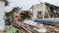 Peristiwa ini mengakibatkan sedikitnya 20 rumah warga kampung nelayan rusak terhempas gelombang tinggi dan angin kencang.  