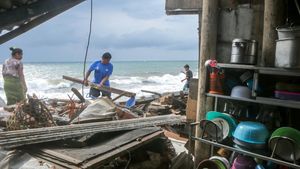 Abrasi di Kampung Nelayan Mataram Akibat Cuaca Ekstrem