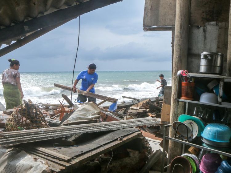 Abrasi di Kampung Nelayan Mataram Akibat Cuaca Ekstrem