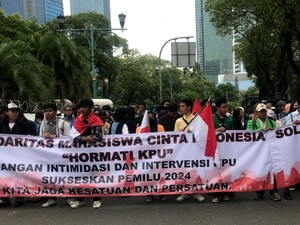 Demo di Depan KPU RI, Dua Kubu Saling Adu Orasi