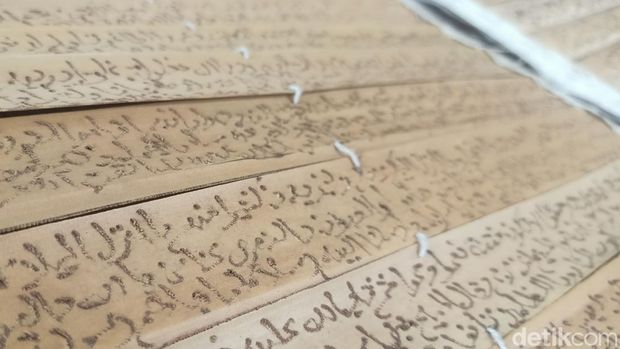 Al-Qur'an unik dari daun kurma di Masjid Amalaqob Munfisi Desa Bojasari, Kecamatan Kertek, Wonosobo, pada Jumat (15/3/2024).