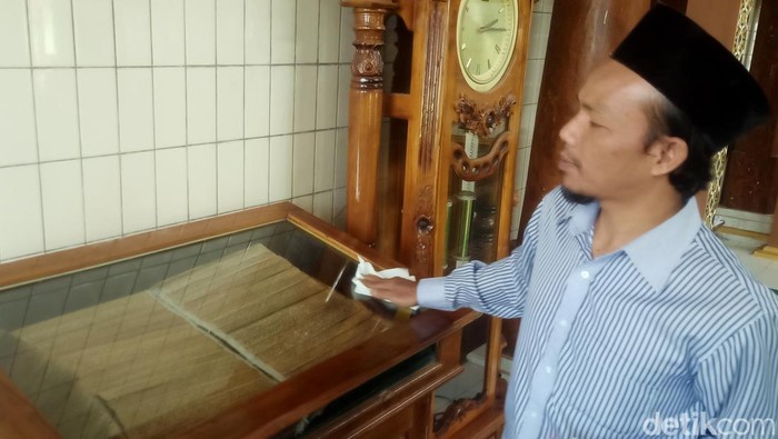 Al-Quran unik dari daun kurma di Masjid Amalaqob Munfisi Desa Bojasari, Kecamatan Kertek, Wonosobo, pada Jumat (15/3/2024).