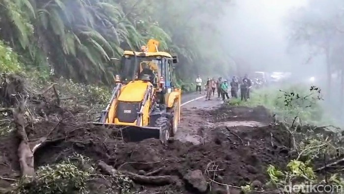 Akses ke Ijen Terbuka Lagi setelah Sempat Putus Akibat Longsor