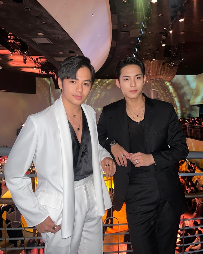 Sedangkan Angga Yunanda memakai setelan putih dengan dalam satin hitam. Foto: Instagram @angga