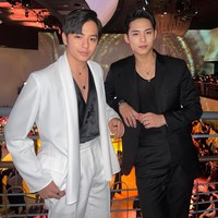 Sedangkan Angga Yunanda memakai setelan putih dengan dalam satin hitam. Foto: Instagram @angga