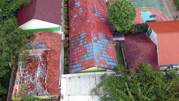Atap Sekolah di Ciampea Bogor Ambruk, 7 Siswa Terluka Foto udara atap dua ruangan kelas SMAN 1 Ciampea yang ambruk di Ciampea, Kabupaten Bogor, Jawa Barat, Jumat (15/3/2024).Β Menurut data BPBD Kabupaten Bogor ambruknya atap bangunan SMAN 1 Ciampea dipicu hujan deras yang mengguyur wilayah tersebut pada Kamis (14/3), dan mengakibatkan tujuh orang siswa terluka. ANTARA FOTO/Yulius Satria Wijaya/Spt.