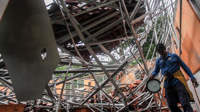 Foto udara atap dua ruangan kelas SMAN 1 Ciampea yang ambruk di Ciampea, Kabupaten Bogor, Jawa Barat, Jumat (15/3/2024). Menurut data BPBD Kabupaten Bogor ambruknya atap bangunan SMAN 1 Ciampea dipicu hujan deras yang mengguyur wilayah tersebut pada Kamis (14/3), dan mengakibatkan tujuh orang siswa terluka. ANTARA FOTO/Yulius Satria Wijaya/Spt.