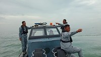 Personel Bakamla RI yang tergabung dalam Tim SAR Gabungan berhasil menemukan 1 korban Warga Negara Taiwan yang tenggelam dari kecelakaan KM Pari Kudus di perairan Pulau Rambut, Jakarta, Jumat (15/3/2024). Korban ditemukan berinisial SHI YI (48) dalam keadaan tidak bernyawa mengambang di Dermaga Pondok Dayung bagian utara. Agung, ketua Tim SAR Gabungan mengatakan, korban ditemukan berada di jarak 13,92 NM tidak jauh dari kapal KM Pari Kudus terbalik.