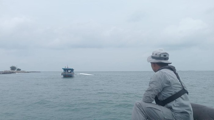 Personel Bakamla RI yang tergabung dalam Tim SAR Gabungan berhasil menemukan 1 korban Warga Negara Taiwan yang tenggelam dari kecelakaan KM Pari Kudus di perairan Pulau Rambut, Jakarta, Jumat (15/3/2024).