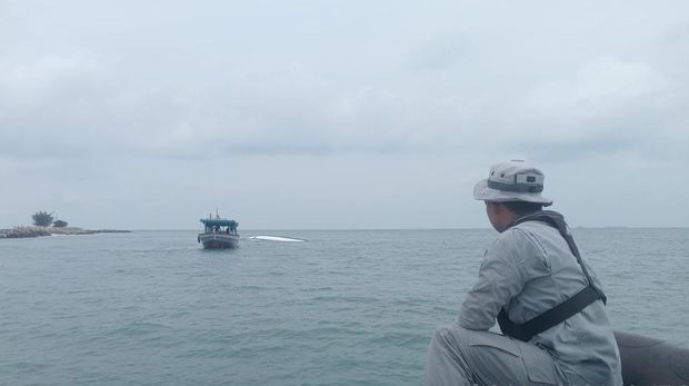 Personel Bakamla RI yang tergabung dalam Tim SAR Gabungan berhasil menemukan 1 korban Warga Negara Taiwan yang tenggelam dari kecelakaan KM Pari Kudus di perairan Pulau Rambut, Jakarta, Jumat (15/3/2024).