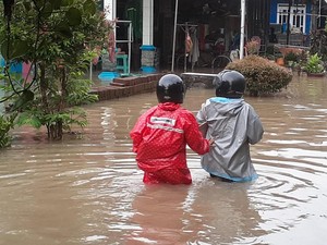 Banjir Rendam Permukiman di Kudus Jateng, Warga Evakuasi Barang Tengah Malam